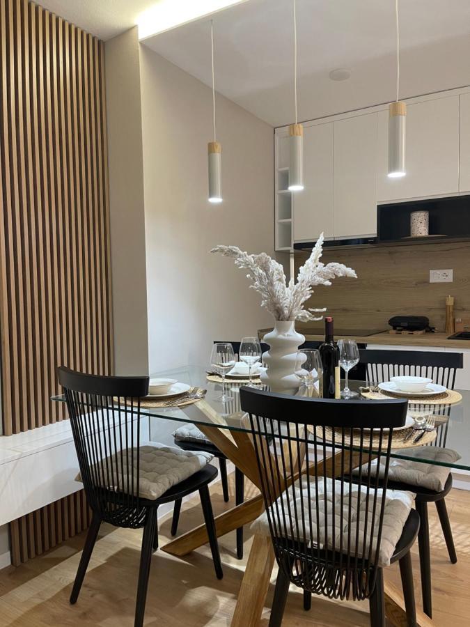 Square Center Apartment *